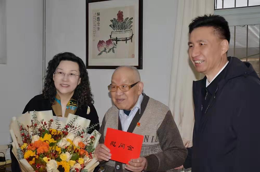 濟南產(chǎn)發(fā)集團黨委副書記、總經(jīng)理黃蓓走訪慰問離休老干部、老黨員